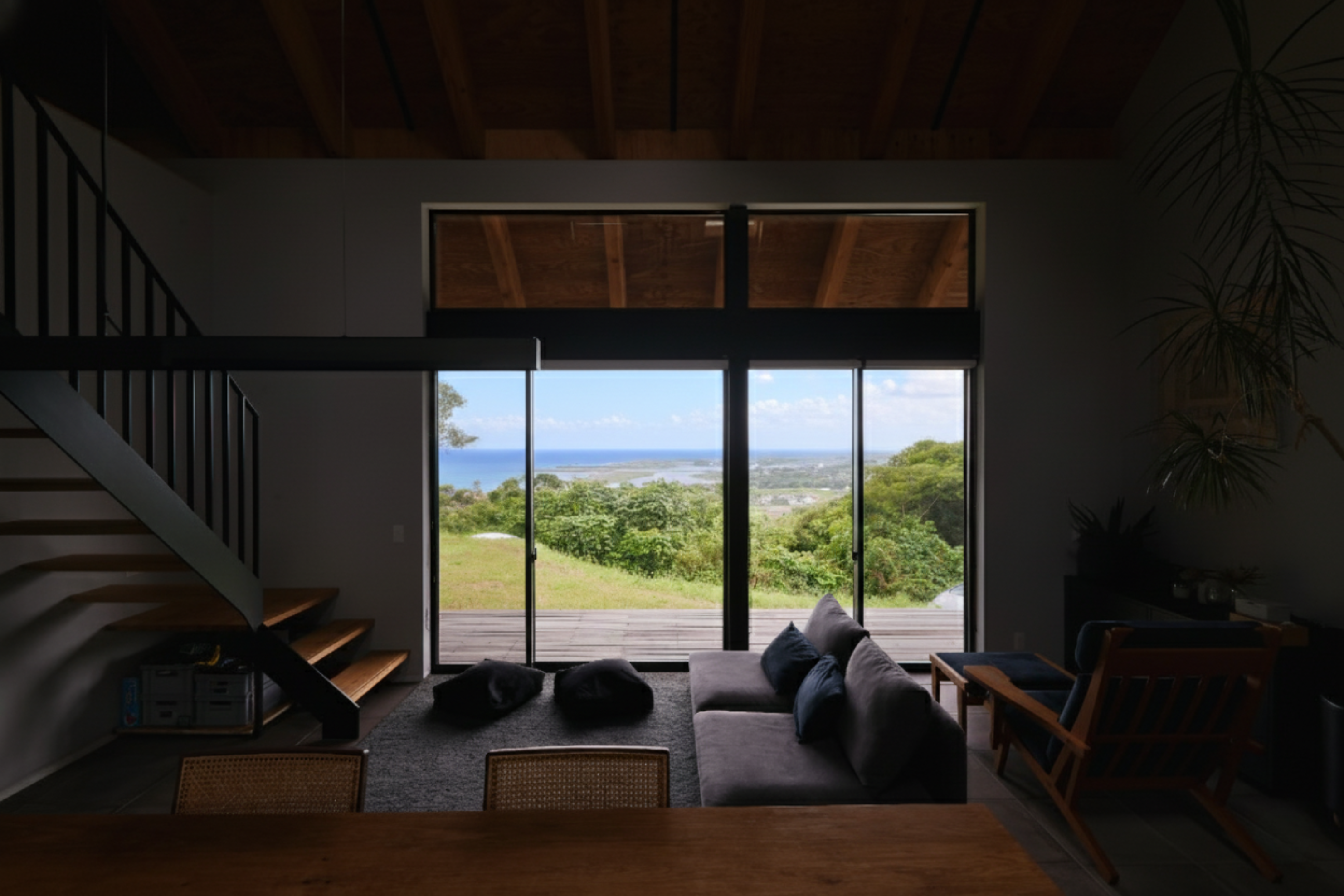 深い軒がある海が一望できる家