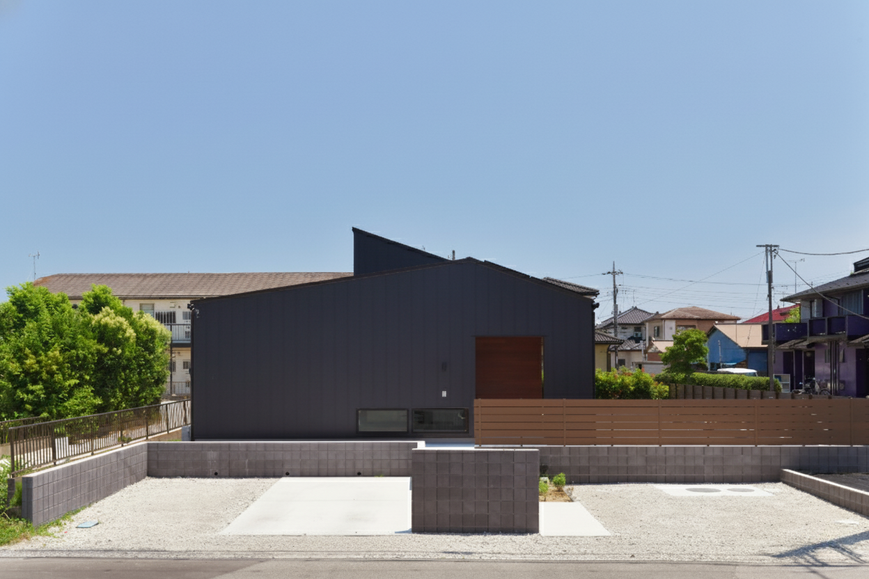 勾配天井にアイランドキッチンが映える平屋