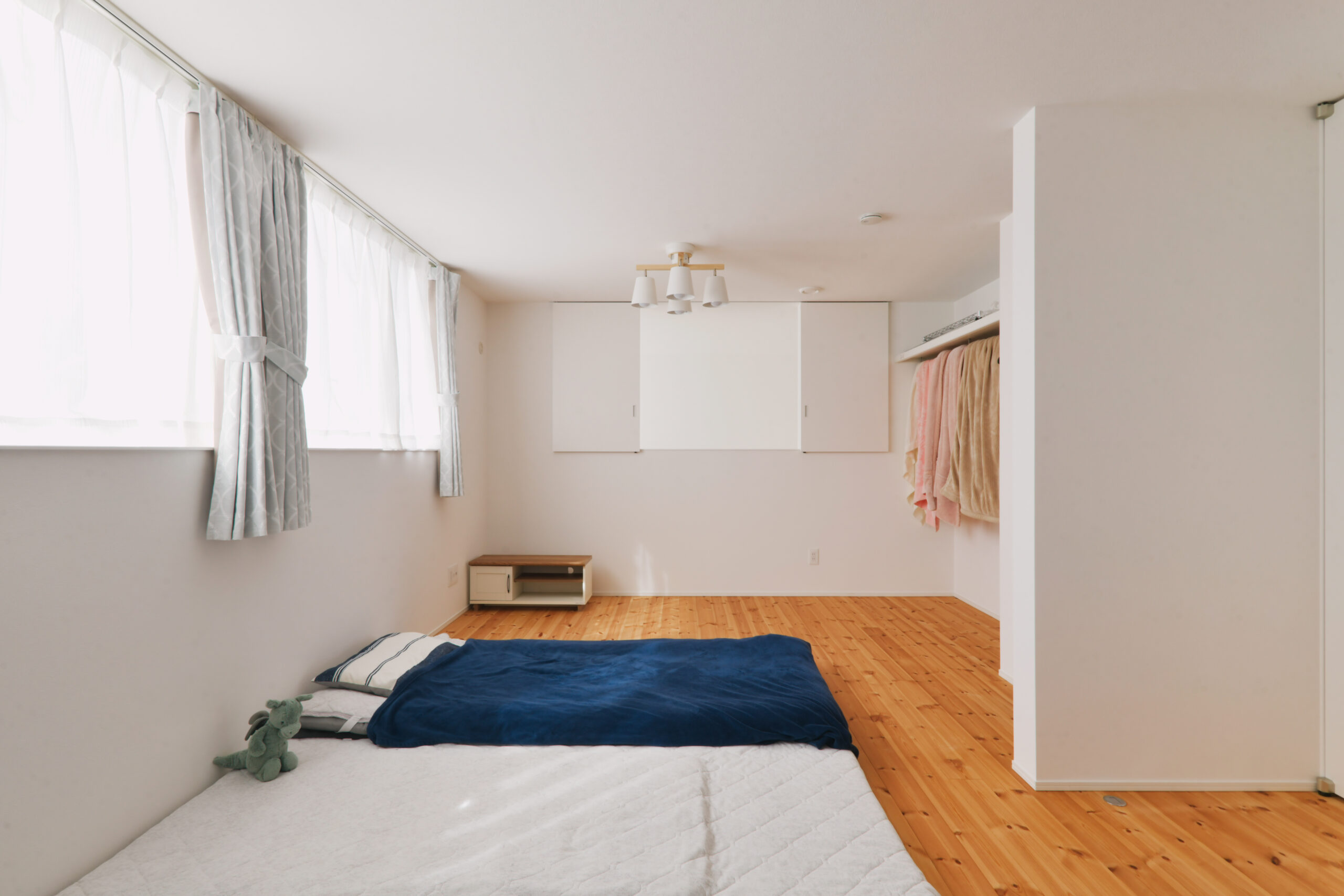 軒のある2階建てモダン住宅