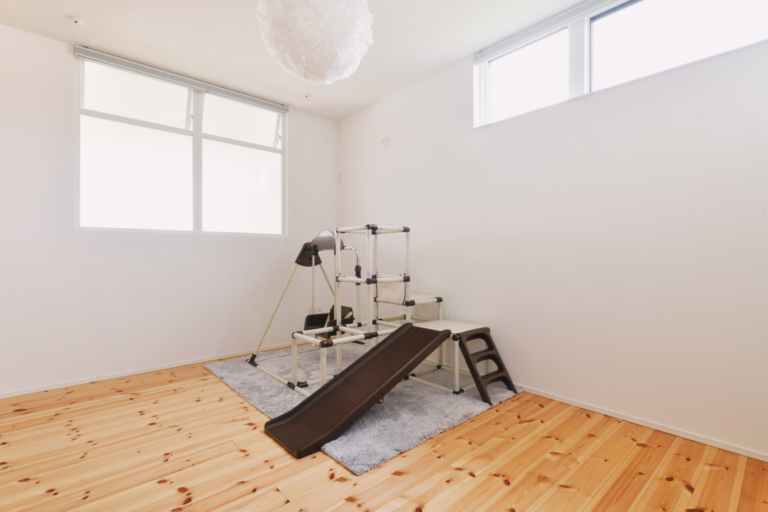 軒のある2階建てモダン住宅