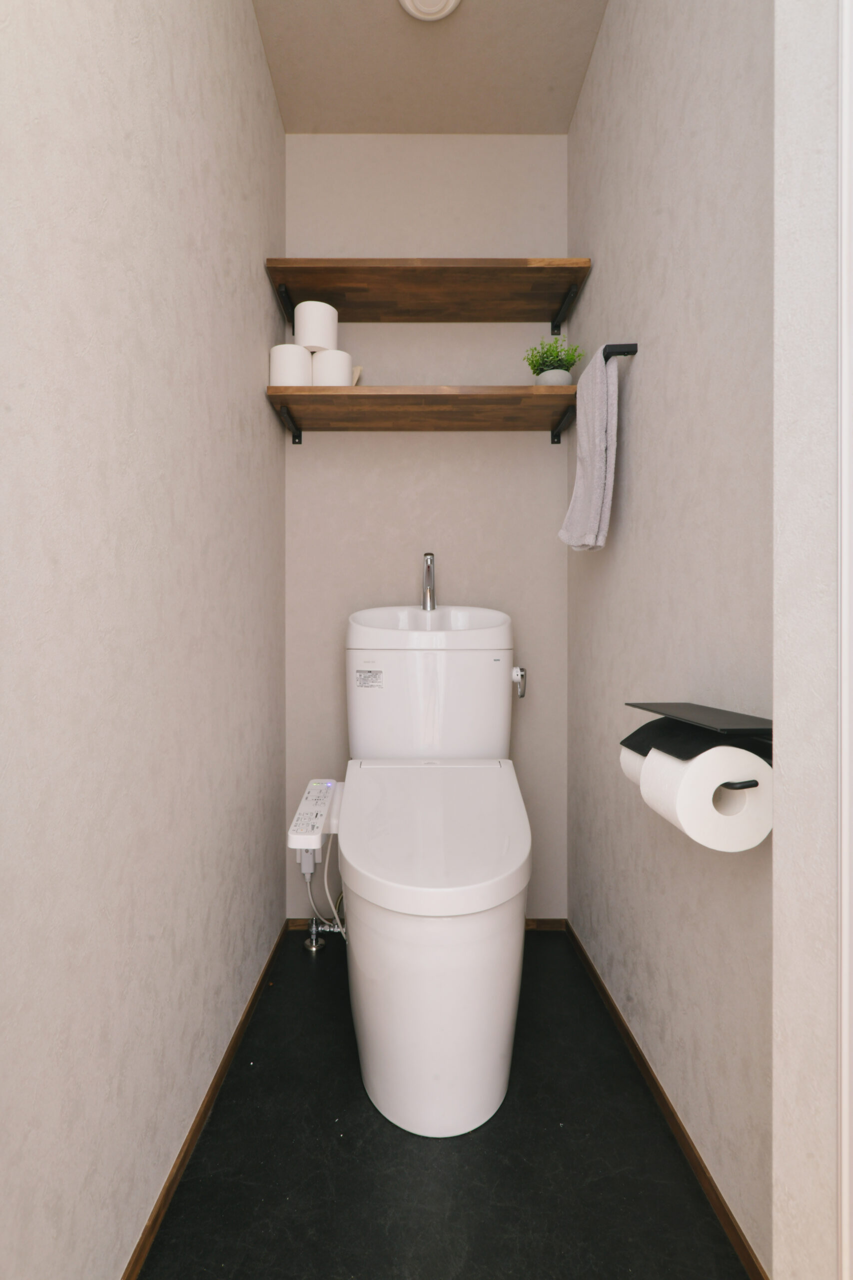 軒のある2階建てモダン住宅