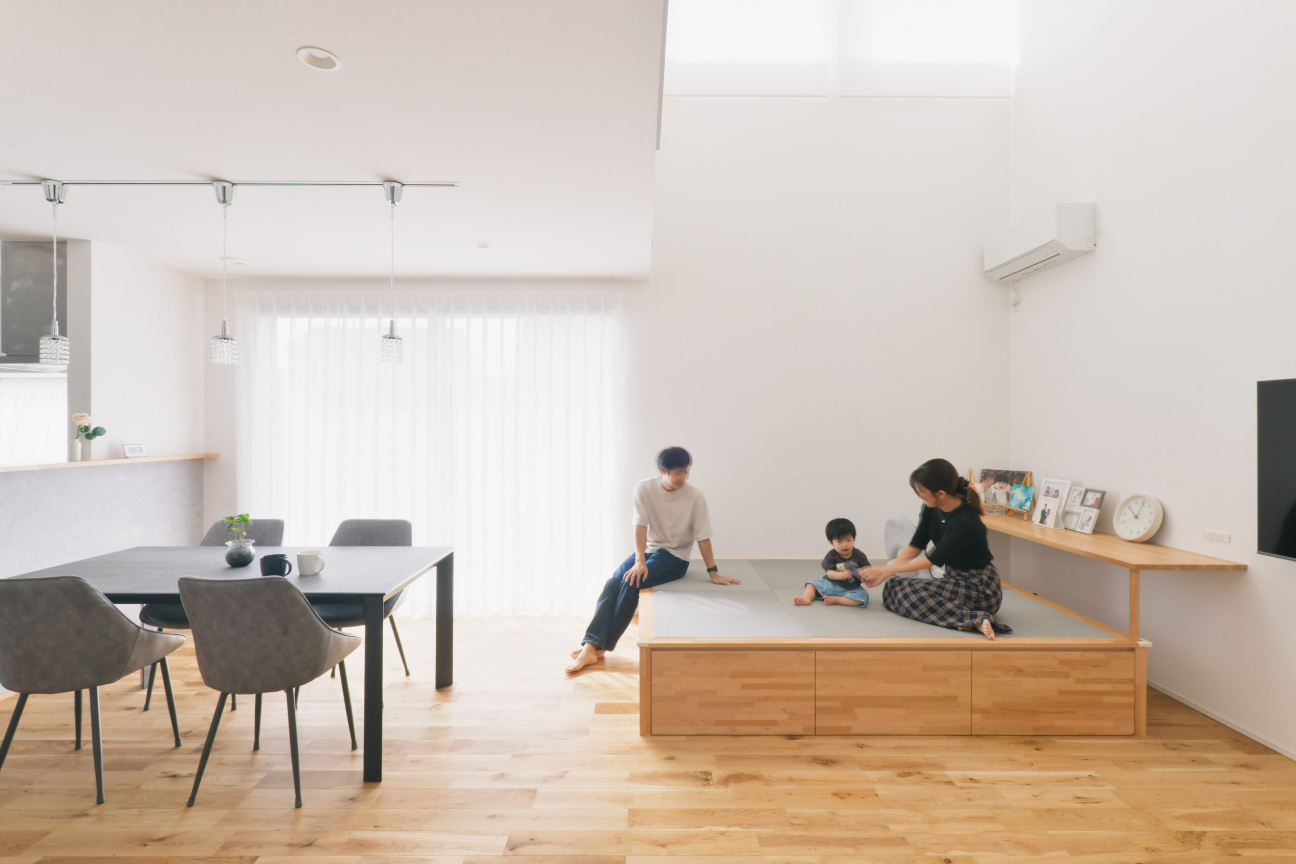 軒のある2階建てモダン住宅