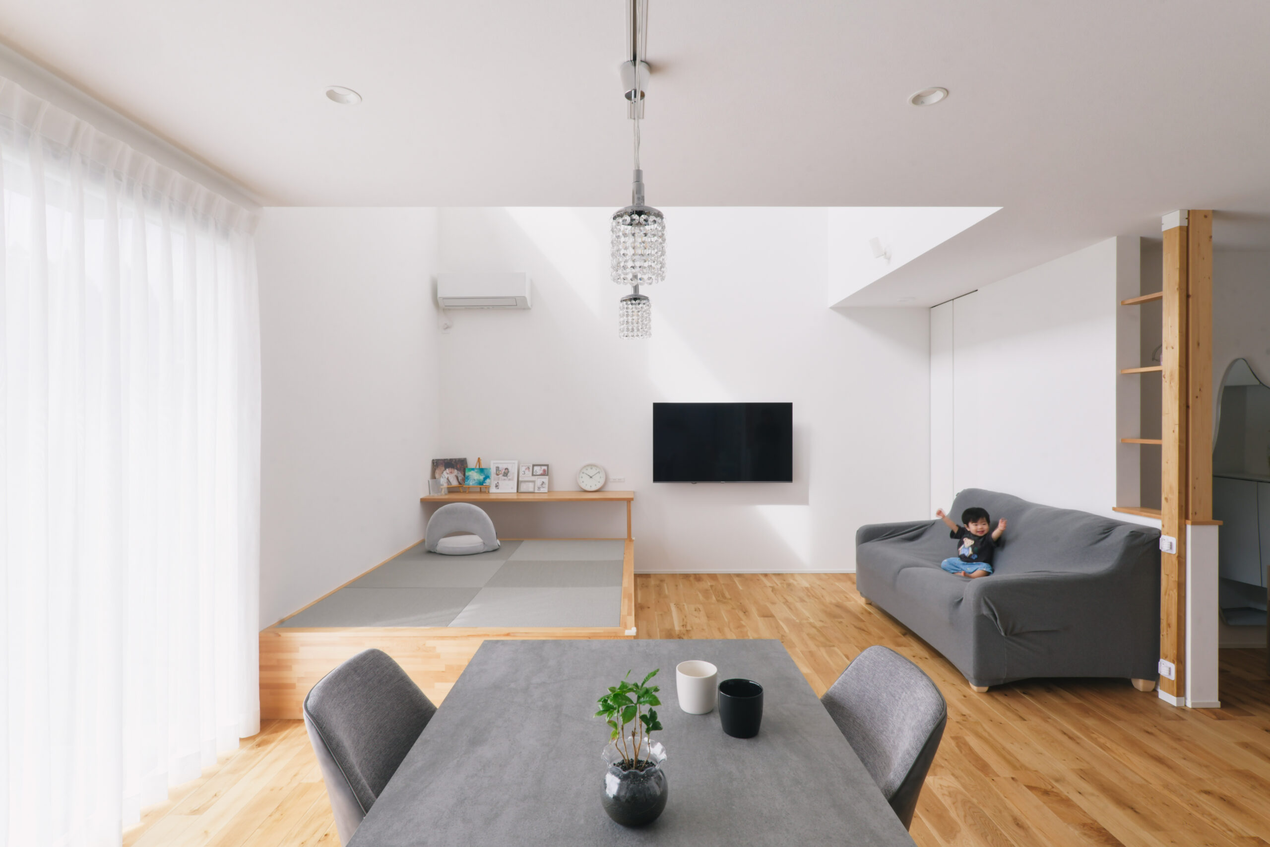 軒のある2階建てモダン住宅