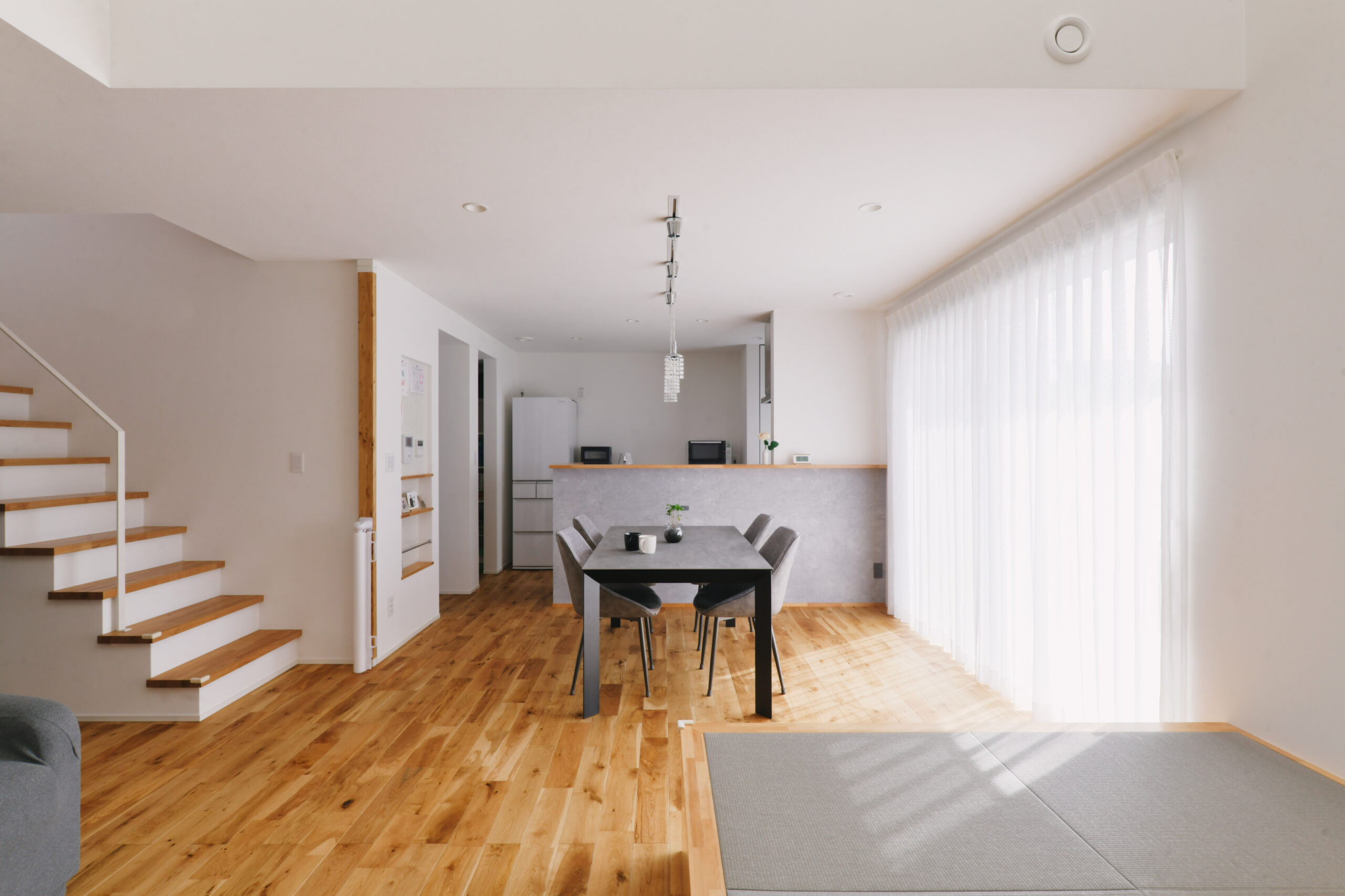 軒のある2階建てモダン住宅