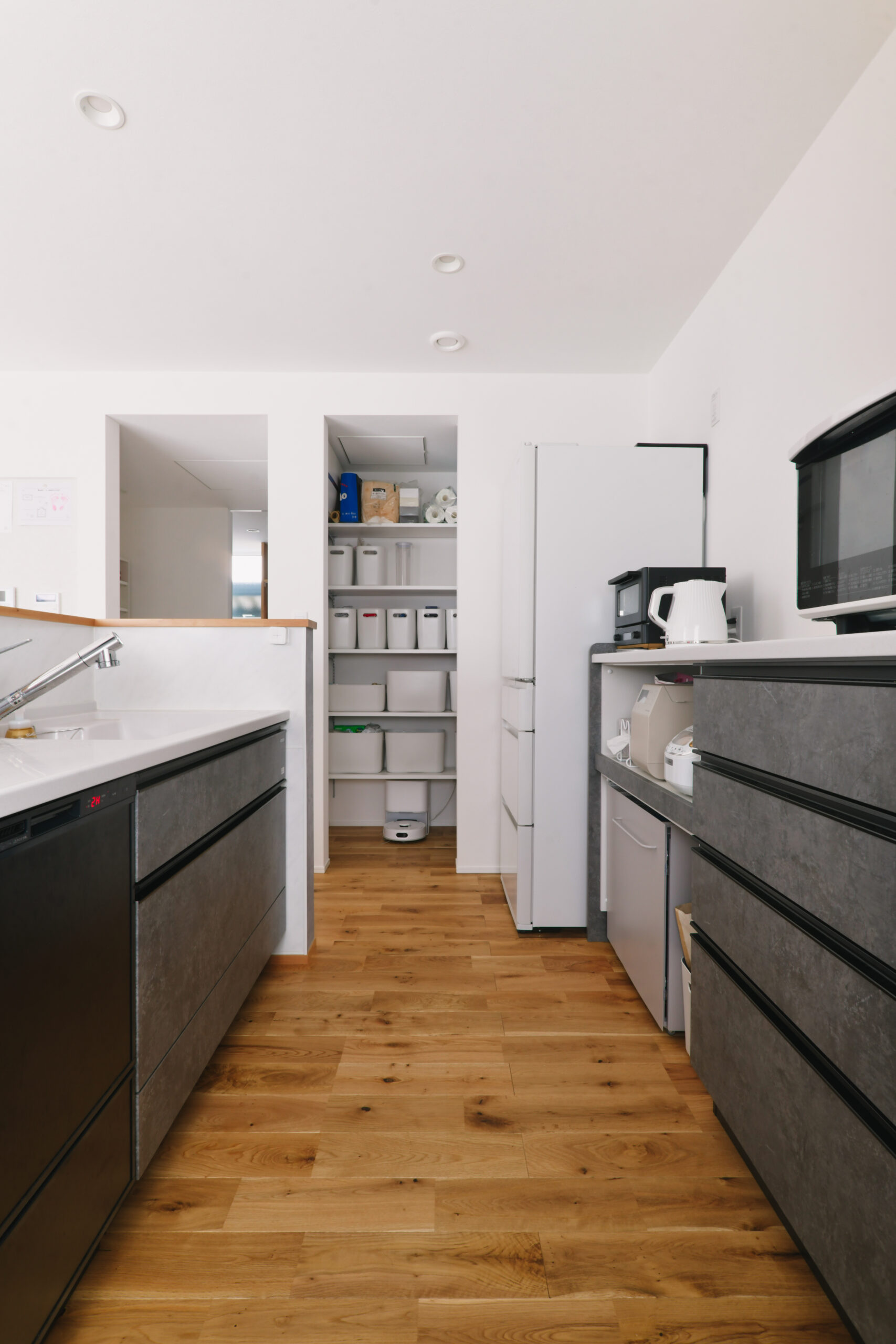 軒のある2階建てモダン住宅