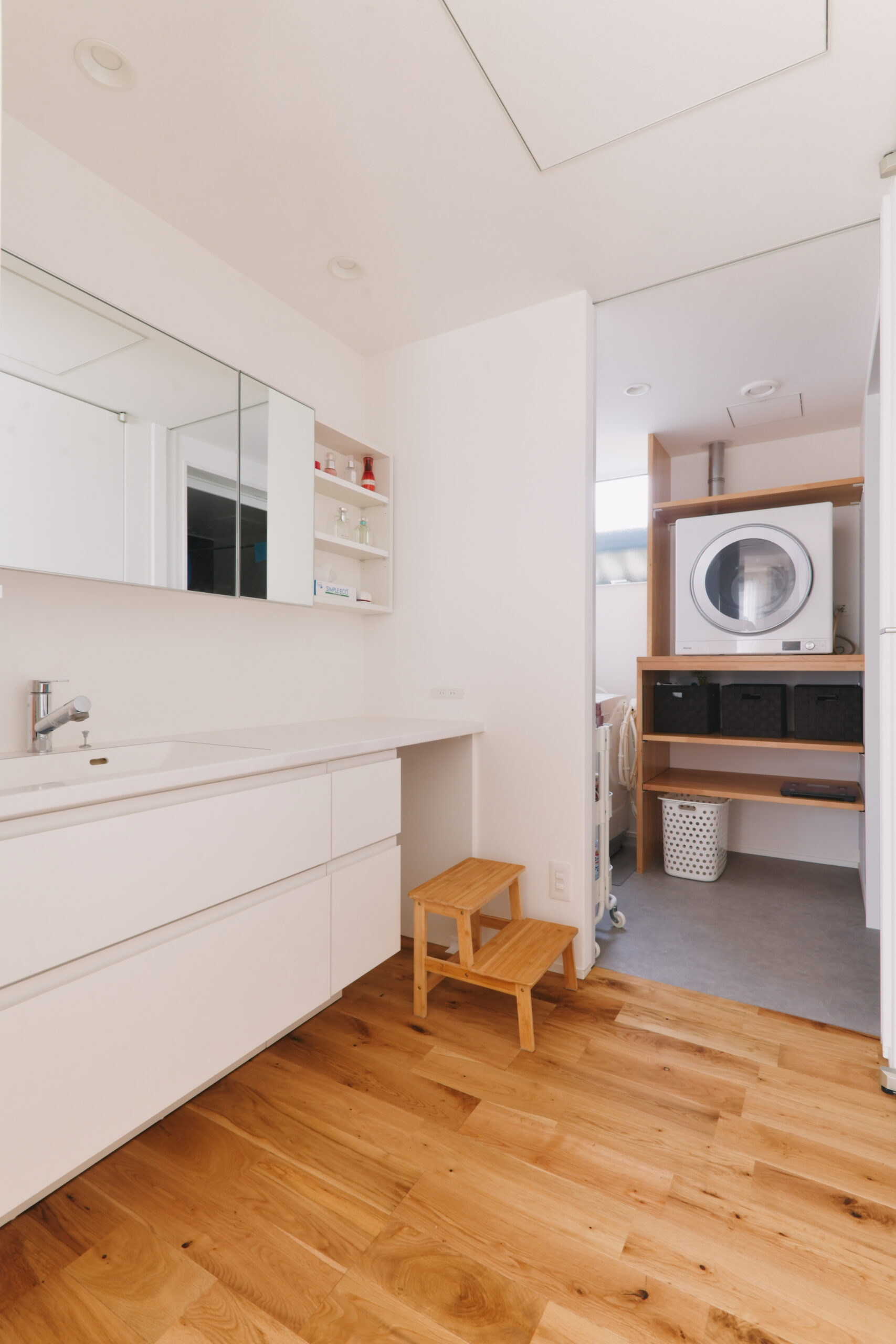 軒のある2階建てモダン住宅