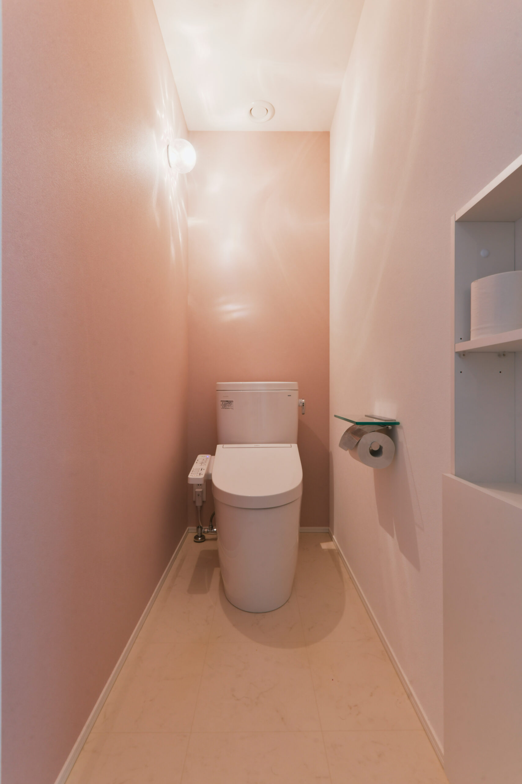 軒のある2階建てモダン住宅