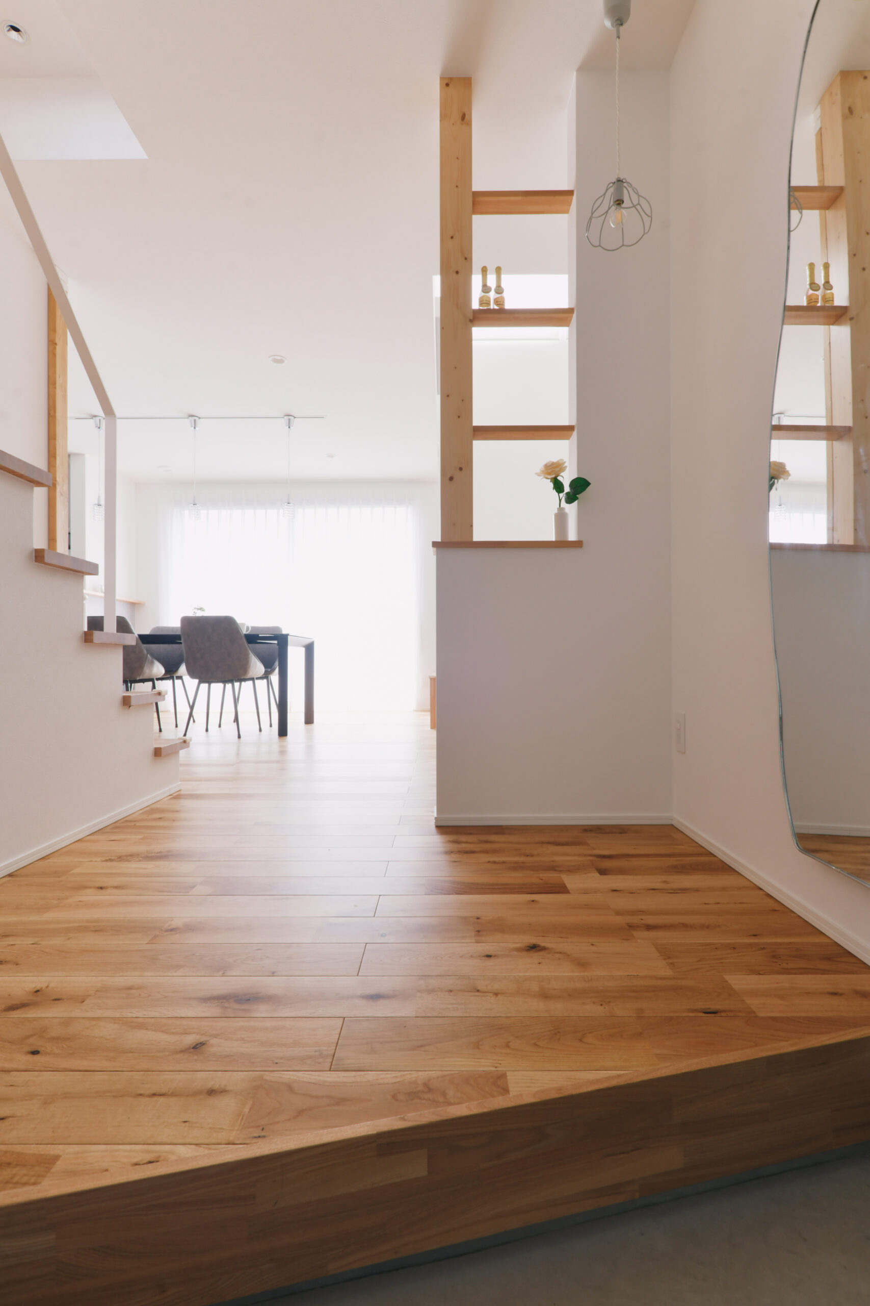 軒のある2階建てモダン住宅