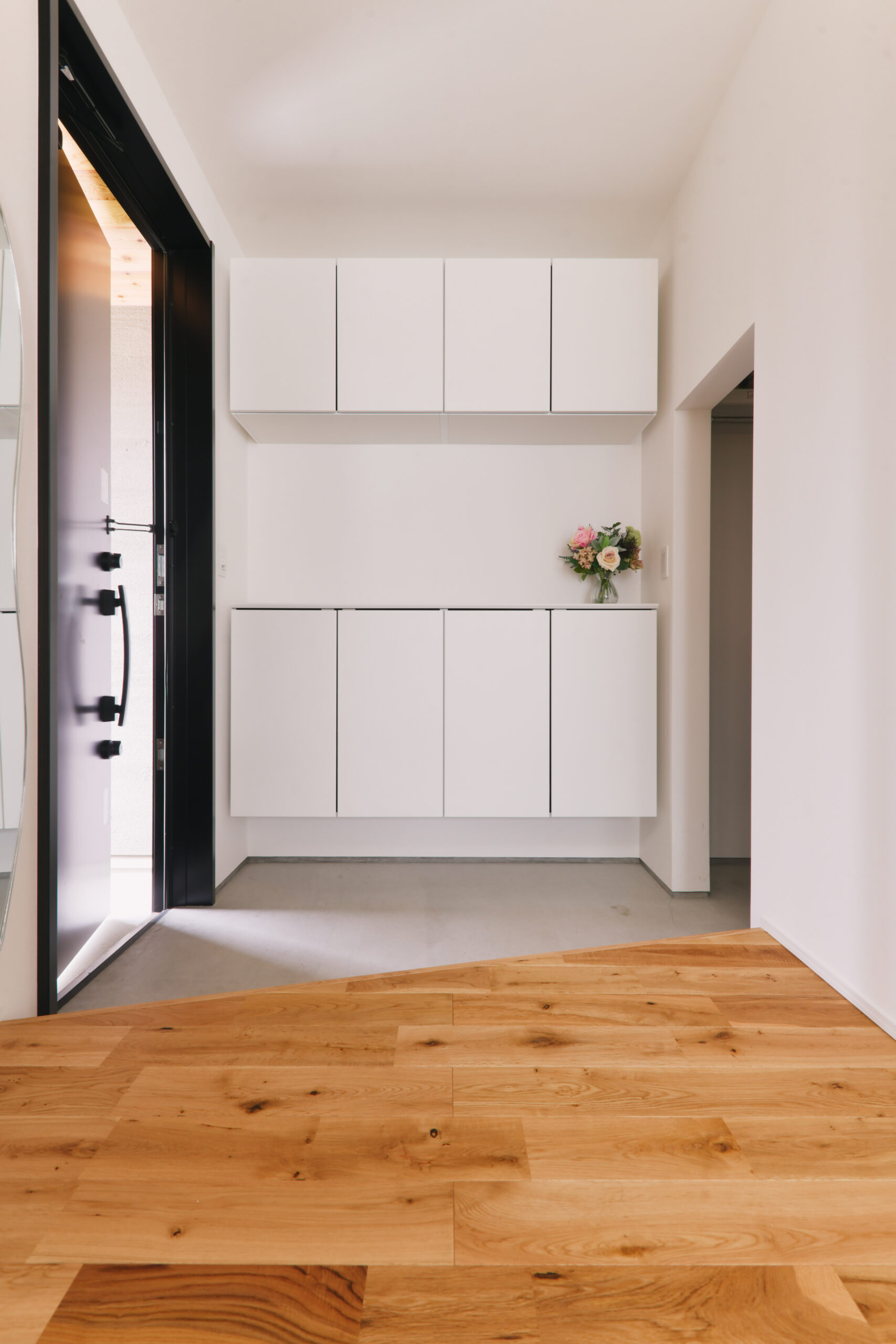 軒のある2階建てモダン住宅