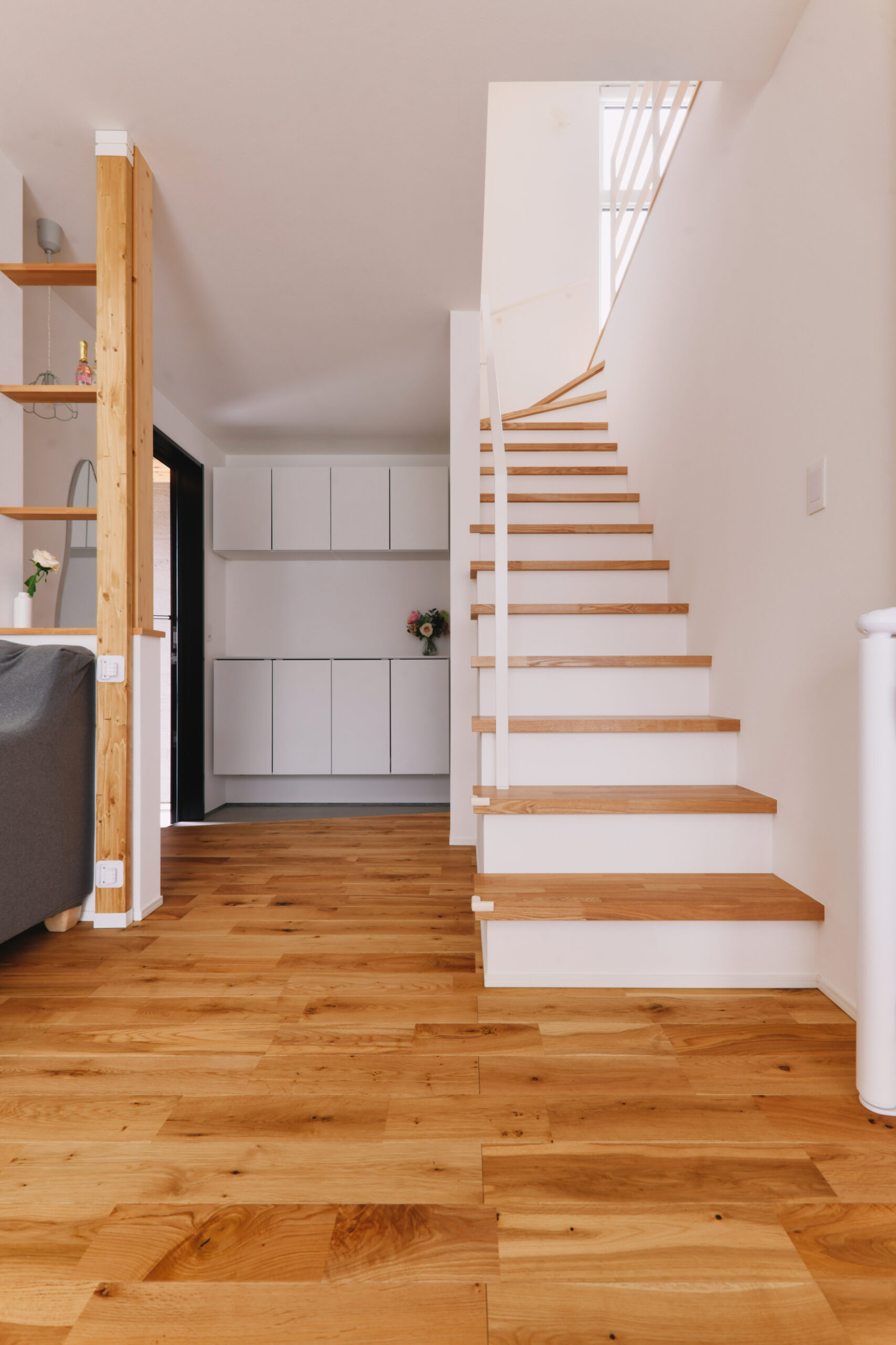 軒のある2階建てモダン住宅