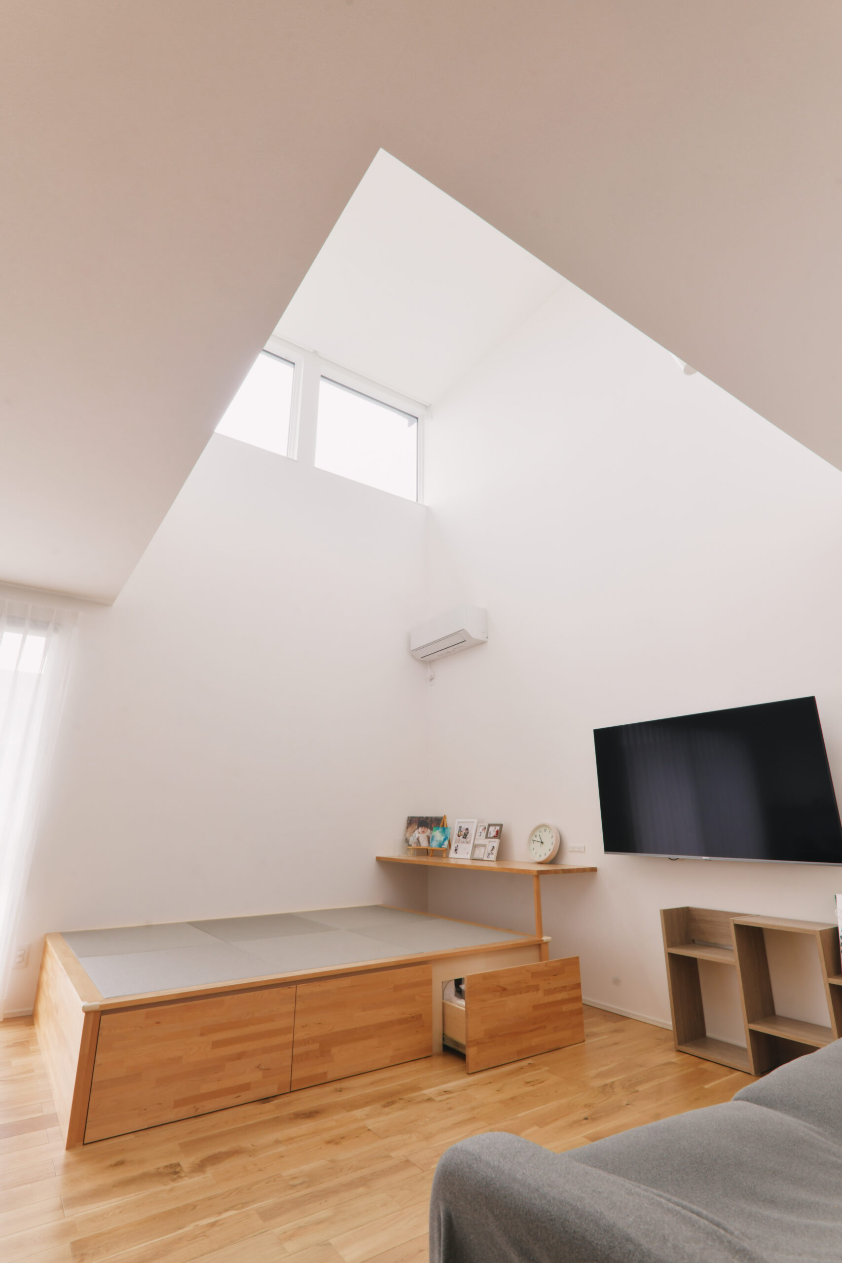 軒のある2階建てモダン住宅