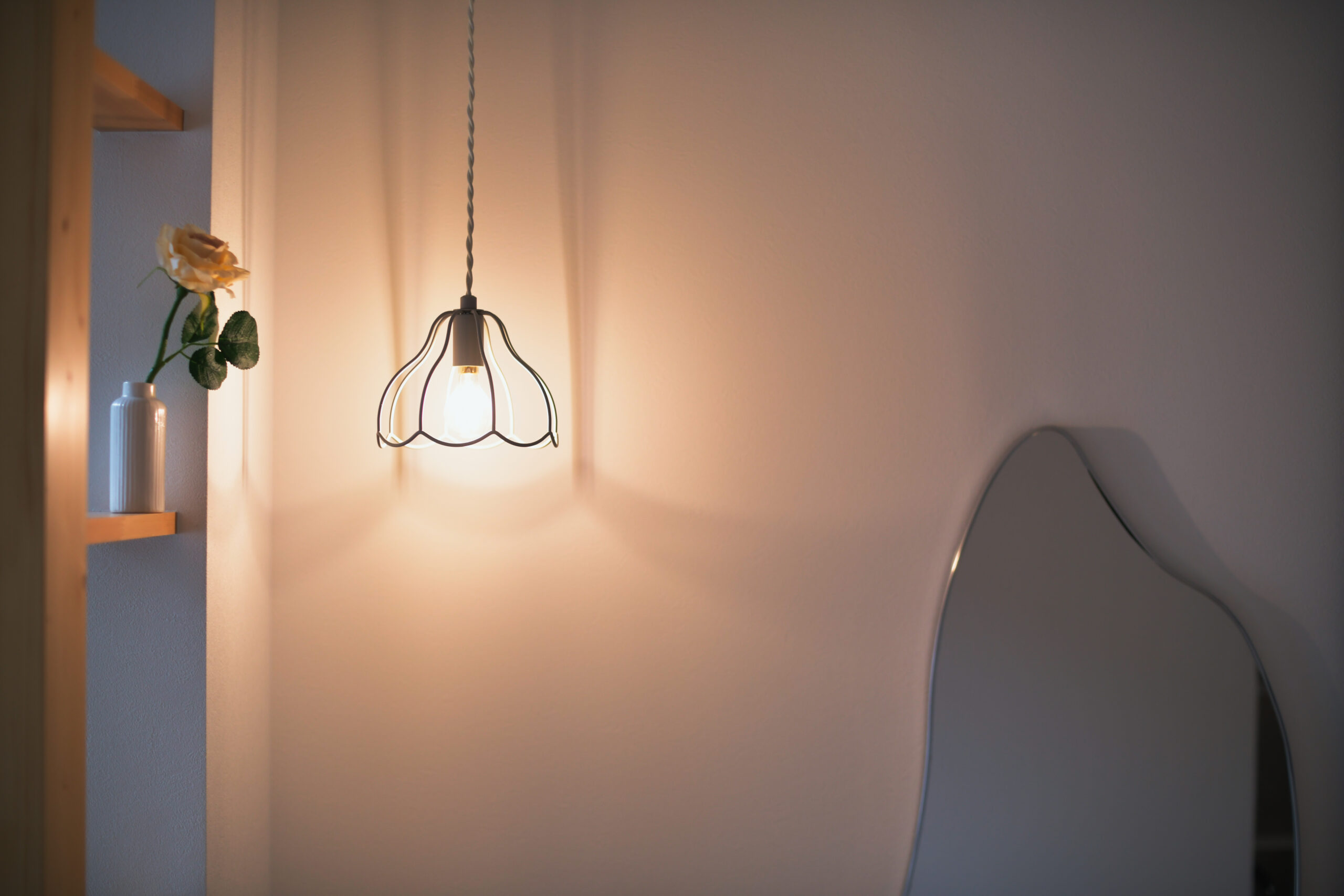 軒のある2階建てモダン住宅