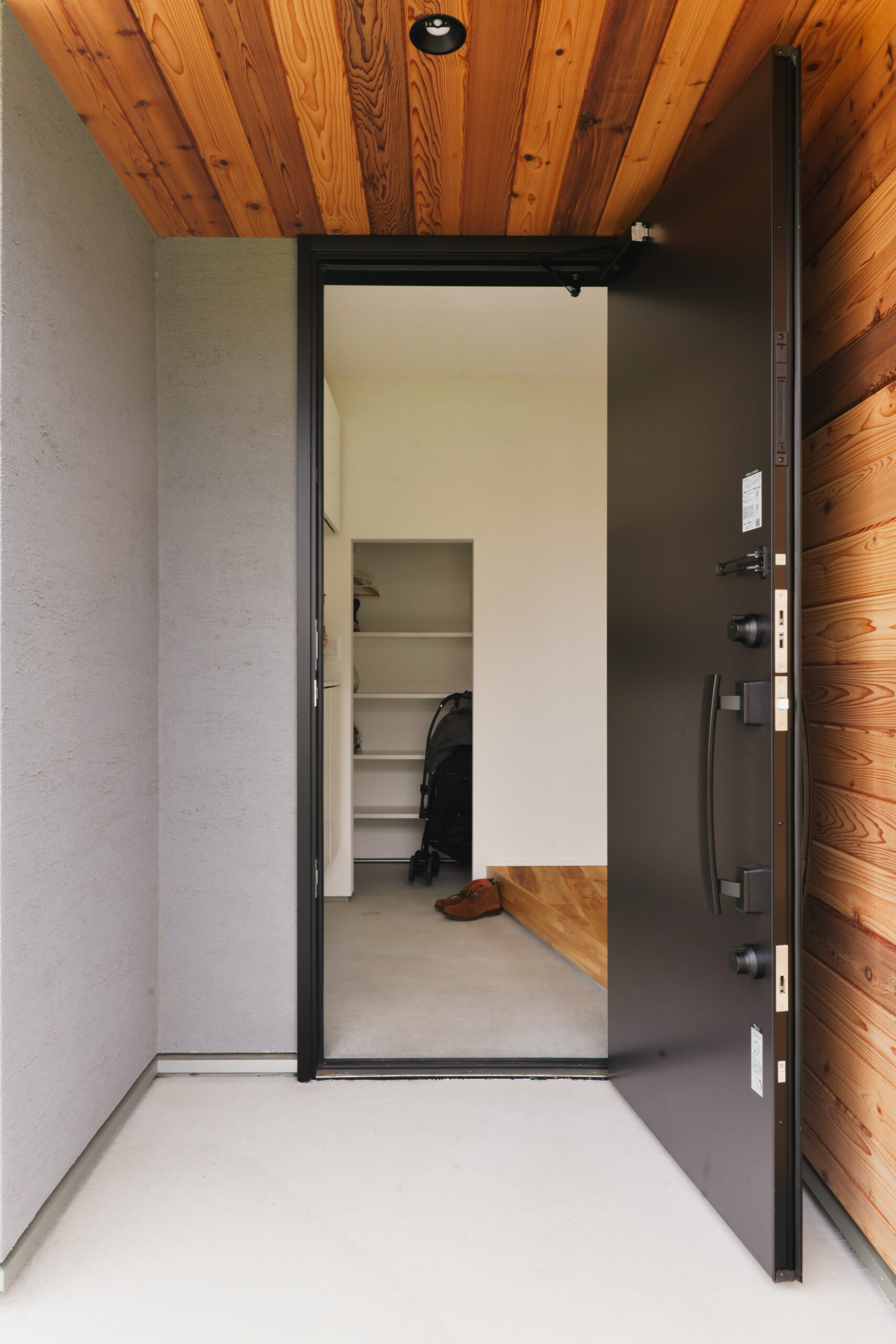 軒のある2階建てモダン住宅