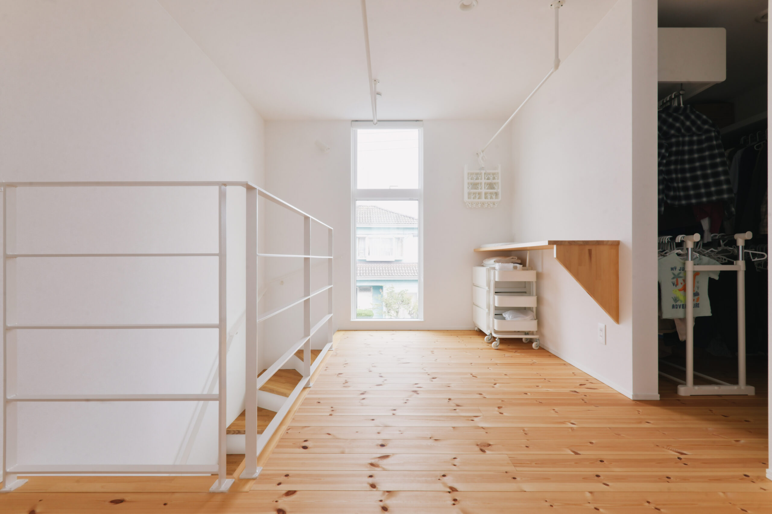 軒のある2階建てモダン住宅