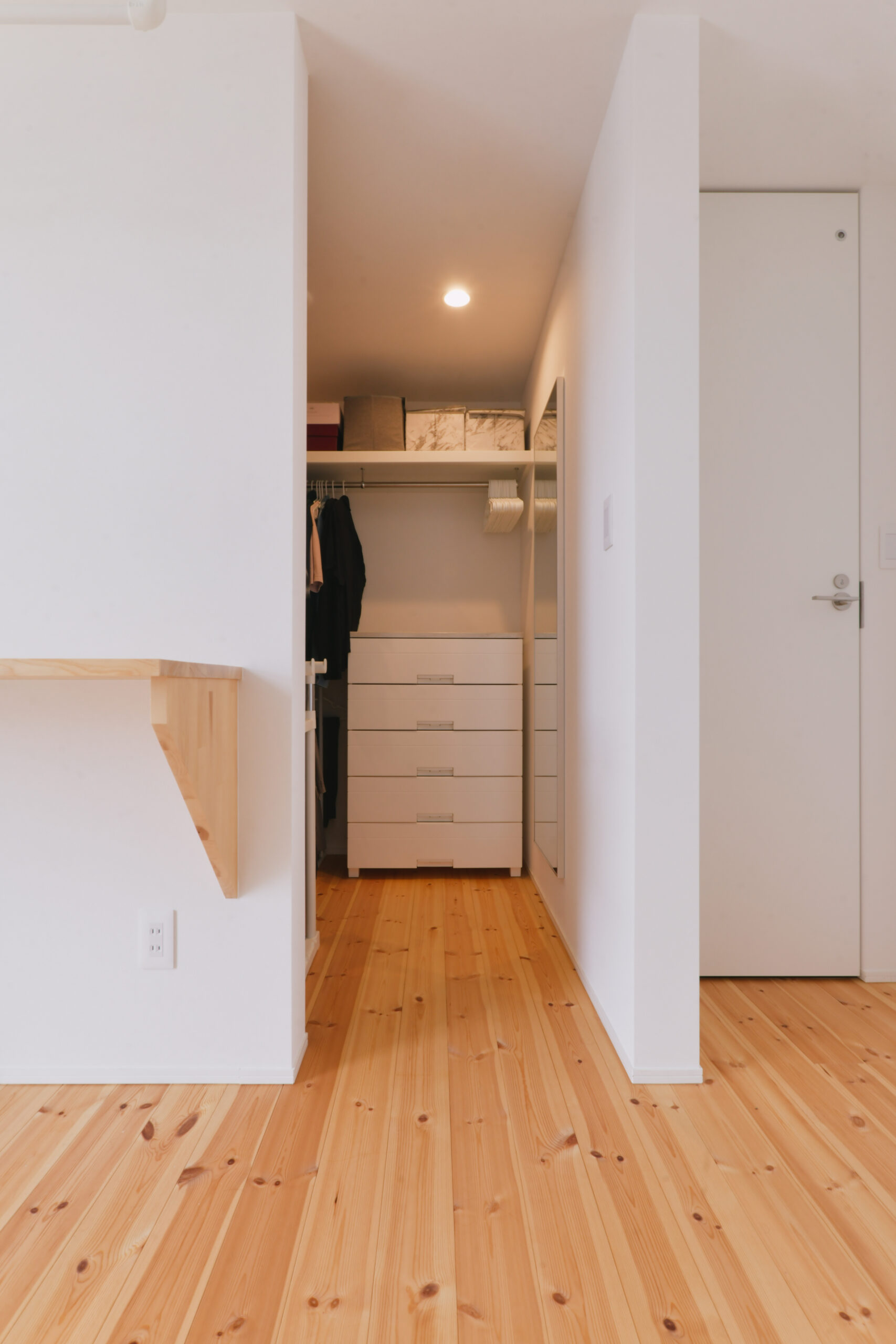 軒のある2階建てモダン住宅