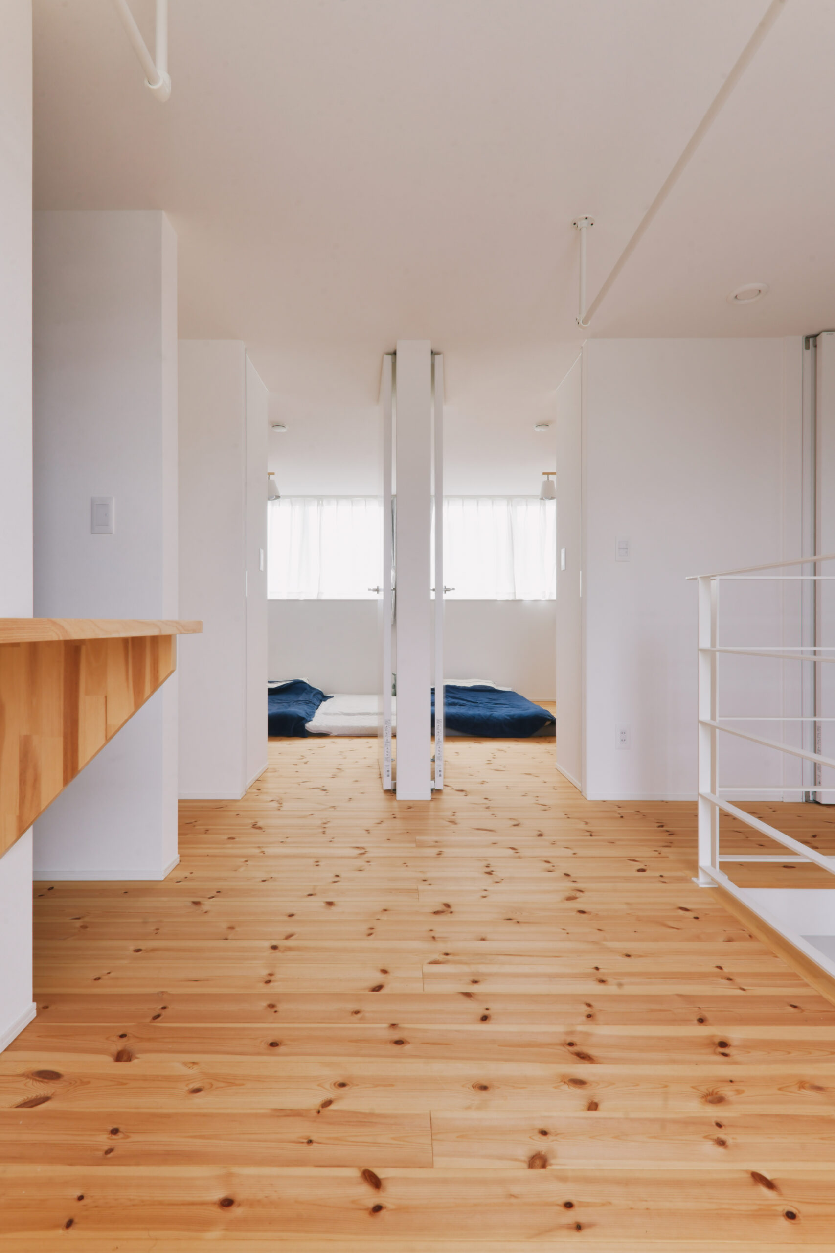 軒のある2階建てモダン住宅